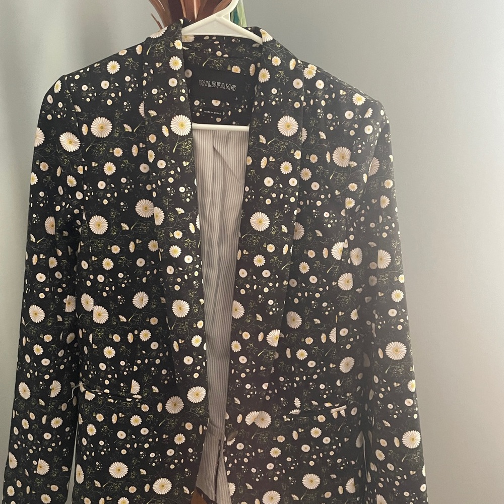 Tailored fit. One button closure. Two front pockets. Size regular small.